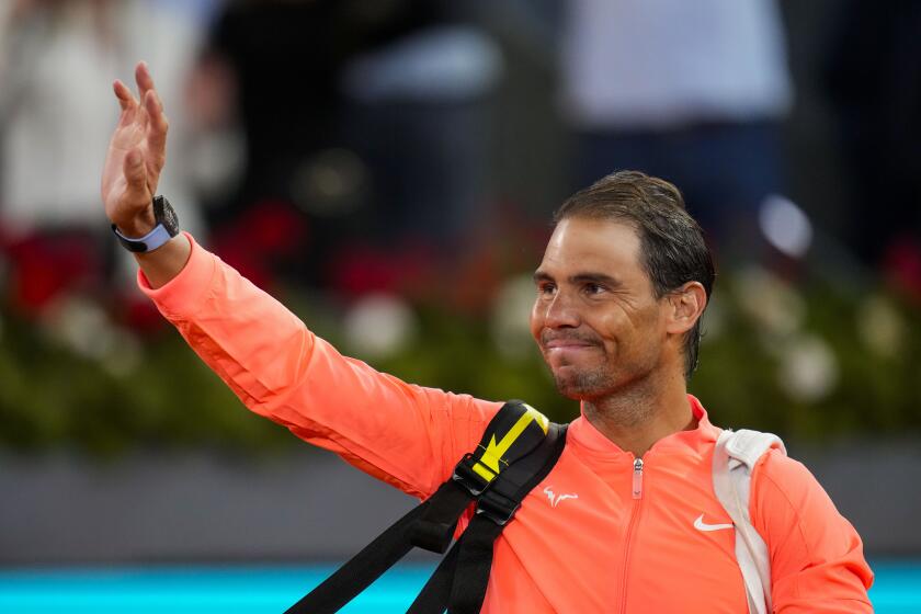 El español Rafael Nadal se despide del público tras su eliminación del Abierto de Madrid ante el checo Jiri Lehecka, el martes 30 de abril de 2024 (AP Foto/Manu Fernández)