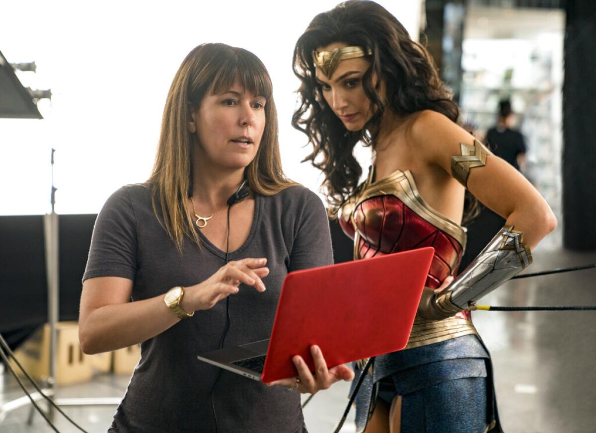 La directora Patty Jenkins, a la izquierda, con la actriz Gal Gadot en el set de "Wonder Woman 1984".