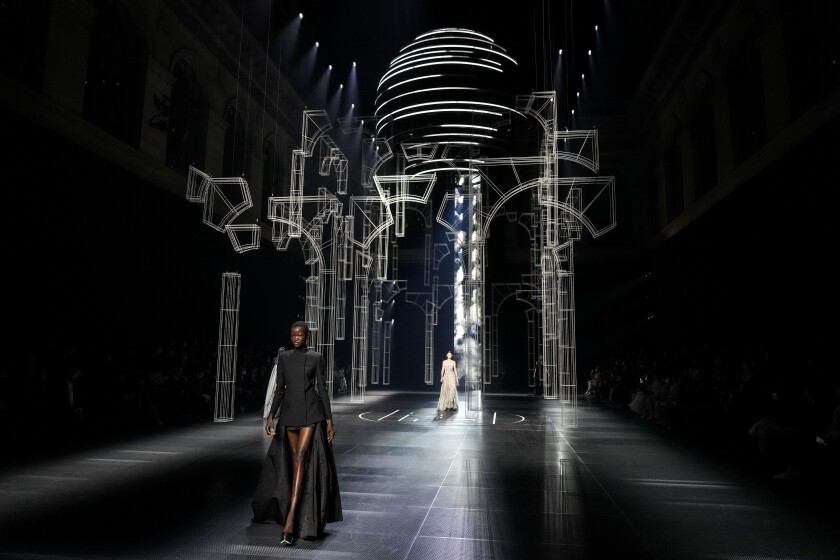 Modelos lucen creaciones para la colección de alta costura primavera-verano 2022 de Fendi,