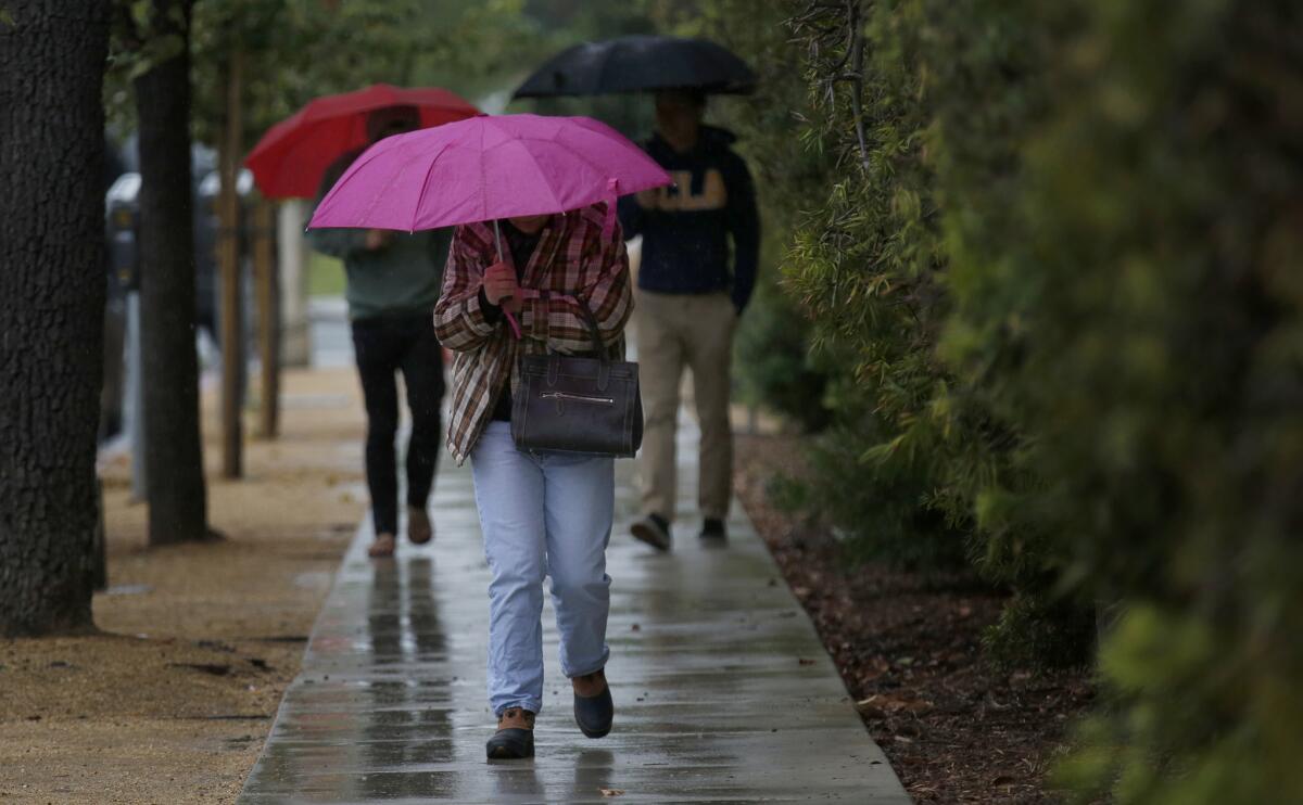 Southern Californians can expect rain this weekend, which could complicate travel plans for motorists.