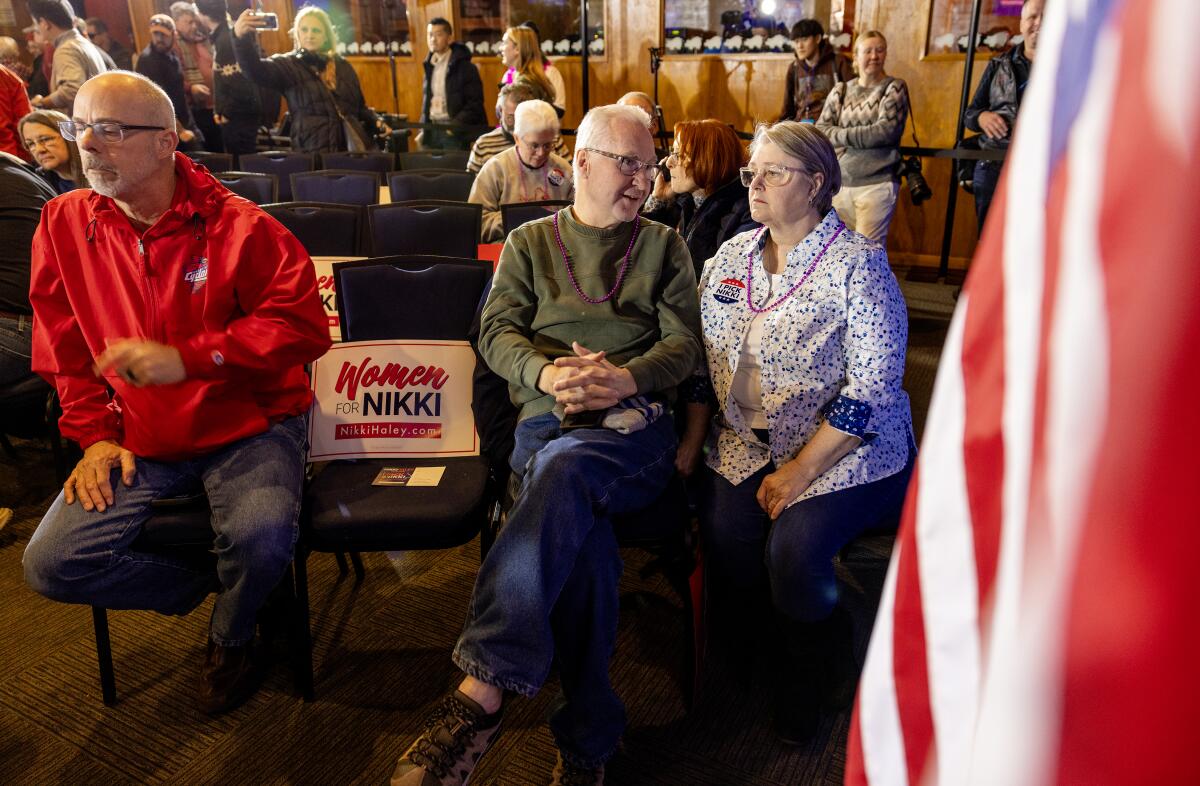 Избиратели собираются в небольшой комнате, чтобы послушать выступление Никки Хейли во время предвыборного мероприятия на барбекю Джетро.