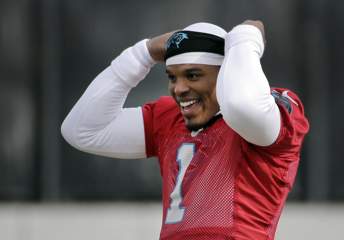 El quarterback de los Panthers, Cam Newton, sonríe durante un entrenamiento el miércoles, 27 de enero de 2016, en Charlotte, Carolina del Norte.