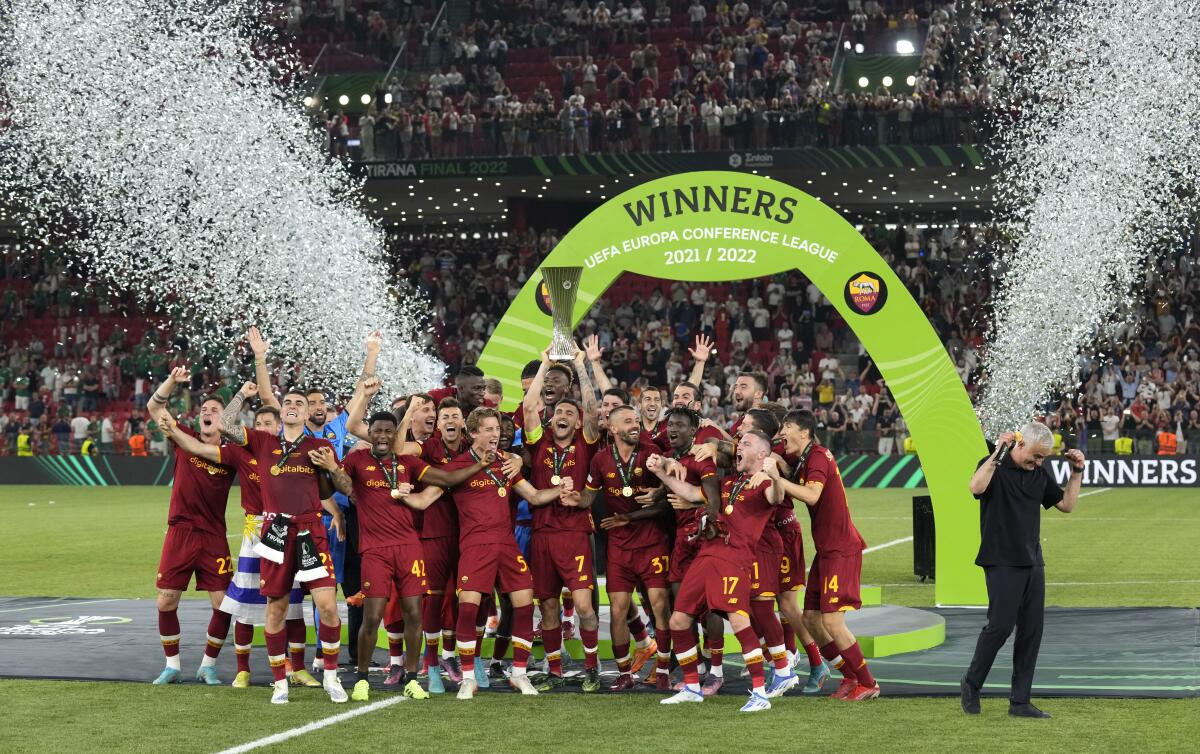 Los jugadores de la Roma festejan tras conquistar la Europa Conference League