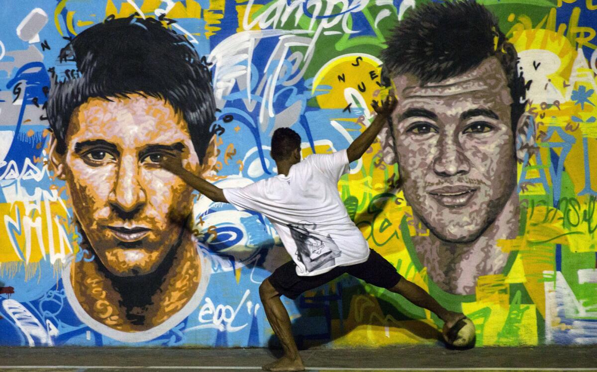 La imagen del argentino Lionel Messi (i) y Neymar, en una pared de Río de Janeiro, Brasil.
