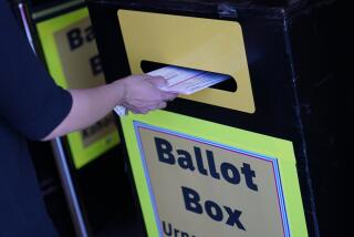 ARCHIVO - Una persona deposita papeletas de voto por correo en un buzón de entrega de papeletas de voto por correo en el departamento electoral del condado de Clark, 29 de octubre de 2020, en Las Vegas. (AP Foto/John Locher, Archivo)