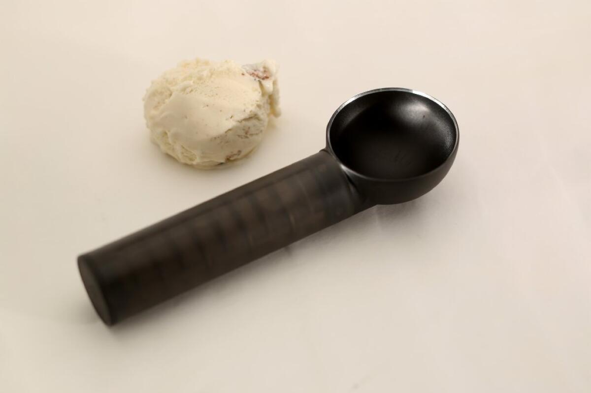 Heated ice cream scoop 