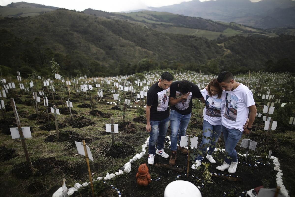 Parientes de Luis Enrique Rodríguez, fallecido de COVID-19, visitan su tumba 