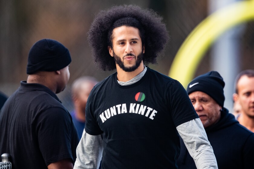 RIVERDALE, GA - 16 KASIM: Colin Kaepernick, 16 Kasım 2019'da Riverdale, Georgia'da Charles R Drew lisesinde düzenlenen NFL antrenmanına bakıyor. (Fotoğraf: Carmen Mandato / Getty Images)