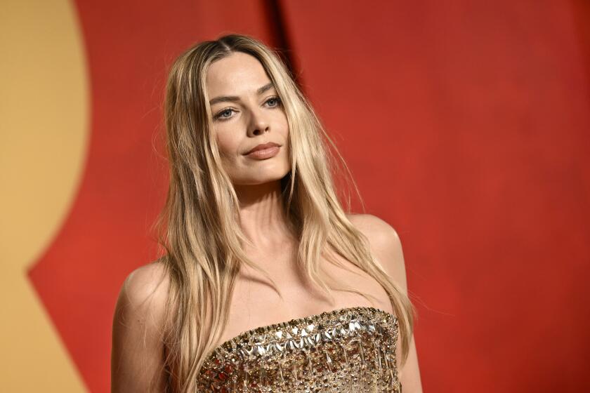 ARCHIVO - Margot Robbie llega a la fiesta de los Oscar de Vanity Fair, el 10 de marzo de 2024, en el Centro Wallis Annenberg para las Artes Escénicas en Beverly Hills, California. La productora y estrella de "Barbie" está haciendo una película de Monopoly, con Hasbro y Lionsgate, anunciaron las compañías el miércoles 10 de abril en la conferencia CinemaCon en Las Vegas. (Foto Evan Agostini/Invision/AP, archivo)