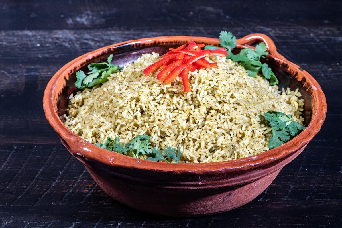 Cilantro y pimientos frescos adornan el arroz al vapor de Mexicatessen. 
