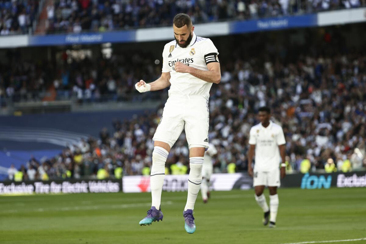Karim Benzema celebra tras anotar el tercer gol del Real Madrid