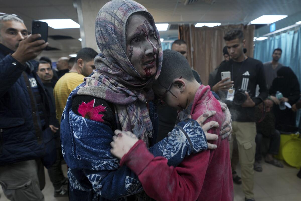 Palestinos heridos por un ataque israel en la Franja de Gaza son trasladados al hospital de Deir al Balah, el viernes 8 de diciembre de 2023. (AP Foto/Adel Hana)