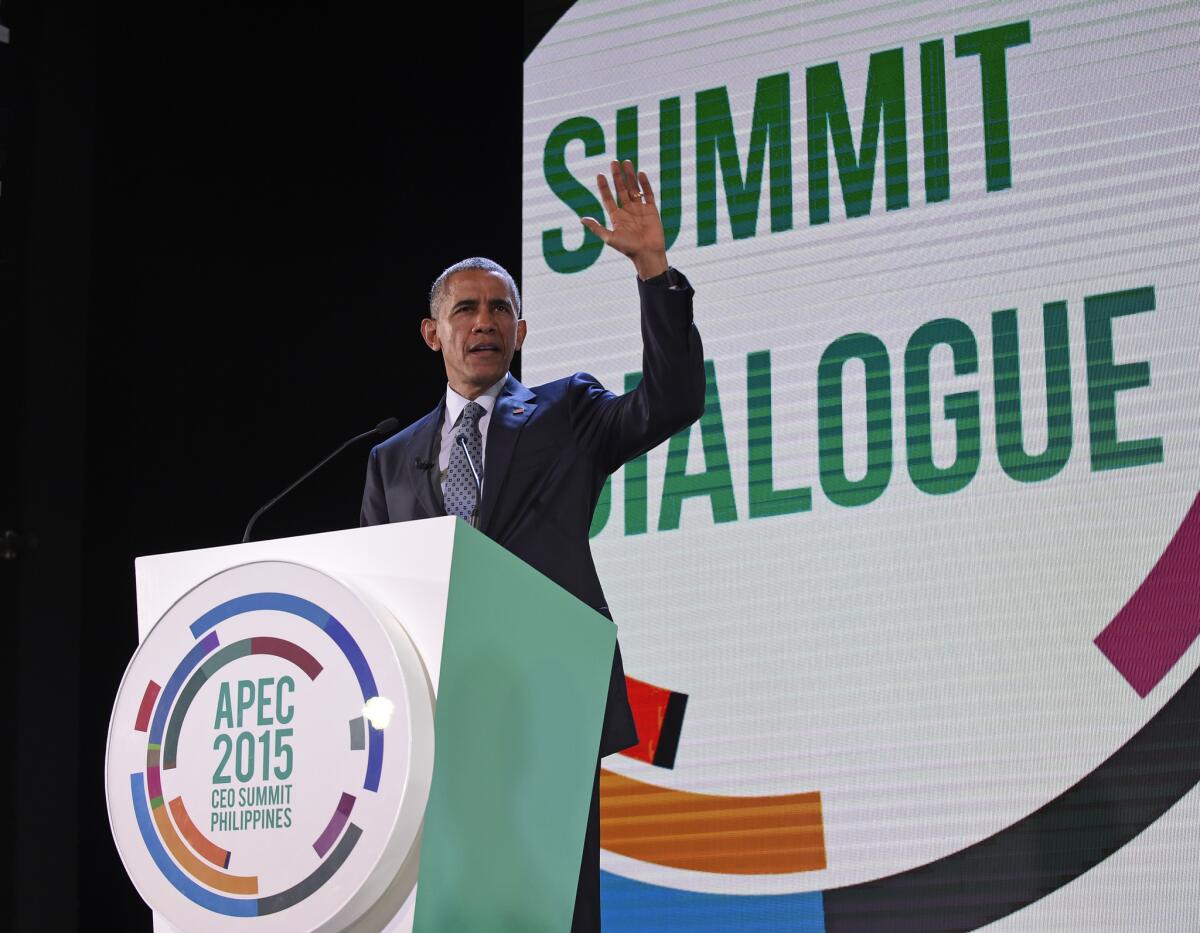 El presidente Barack Obama llega para hablar en la cumbre empresarial, a la cual asistieron 800 líderes empresariales de toda la región que representan a las compañías de Estados Unidos y Asia-Pacífico, en Manila, Filipinas.