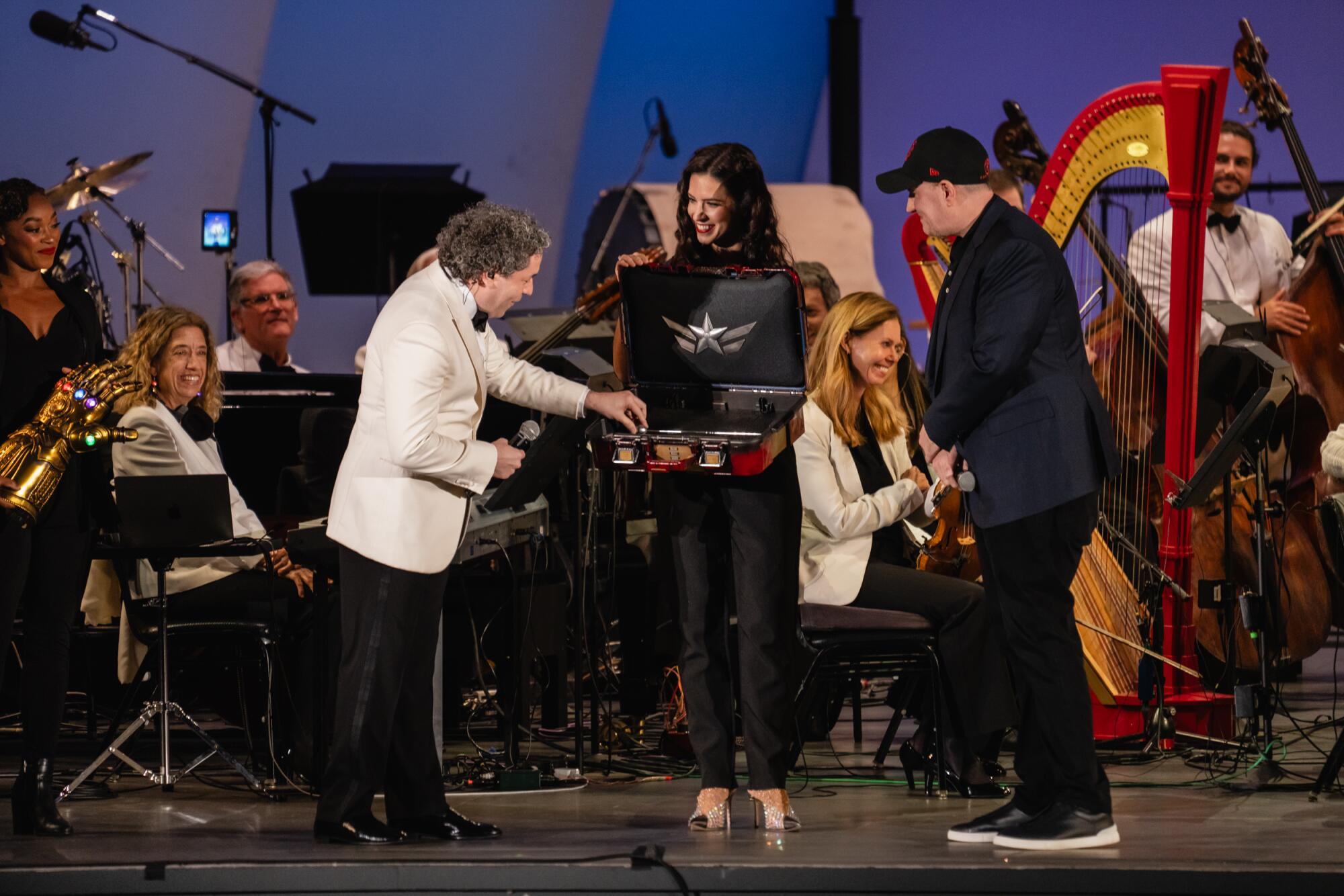 Dudamel recibe de Kevin Feige una batuta plateada por dirigir en el Infinity