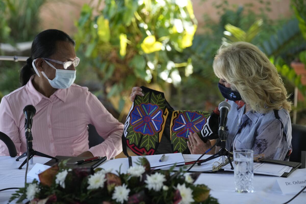 La primera dama de Estados Unidos, Jill Biden, recibe una blusa textil "Mola" de la etnia indígena Guna