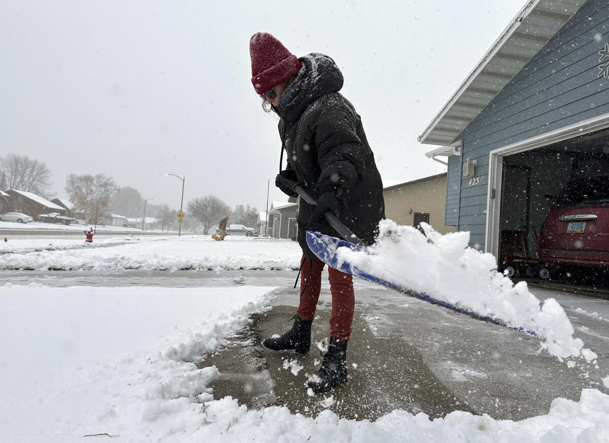 Northwestern US snowstorm takes aim in an early sign of winter