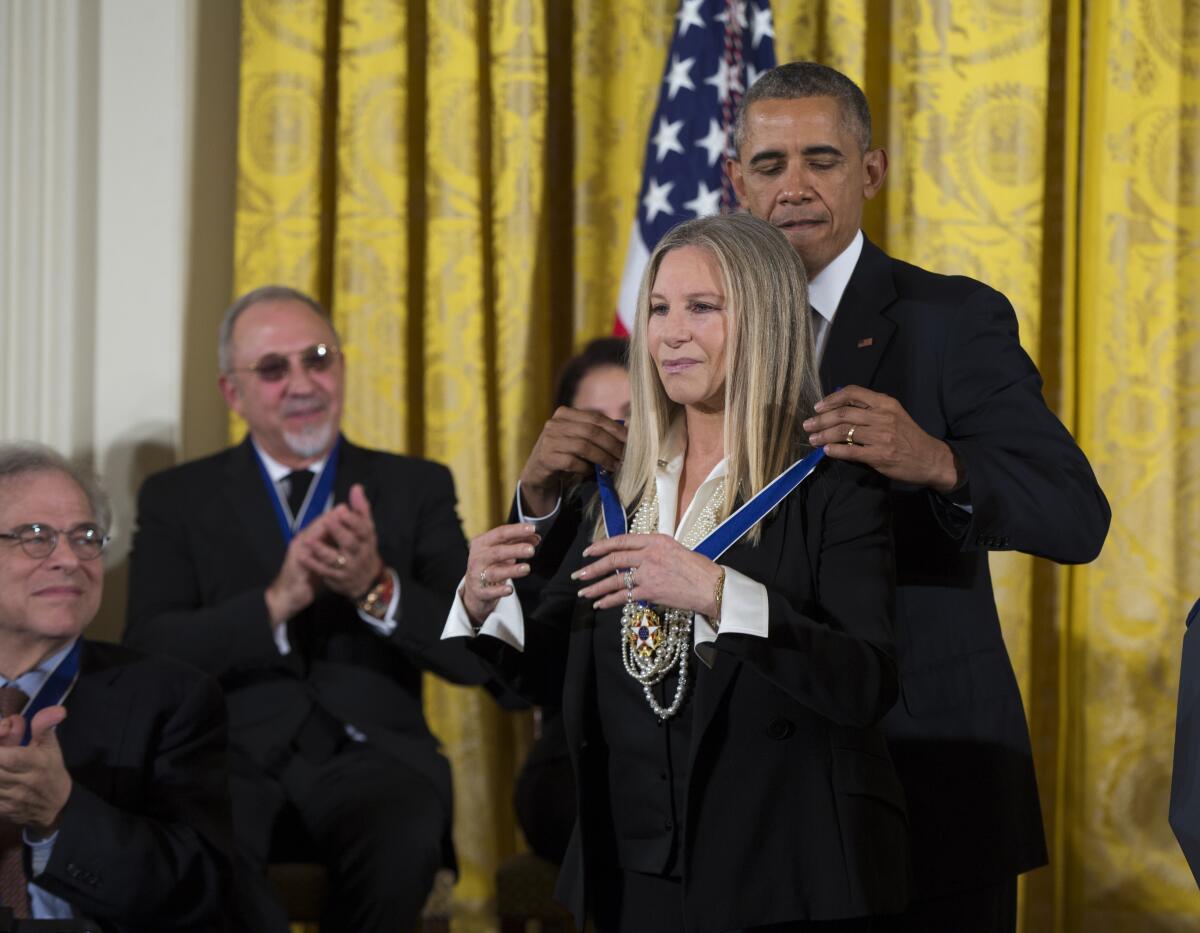 El presidente Barack Obama, a la derecha, entrega la Medalla Presidencial 