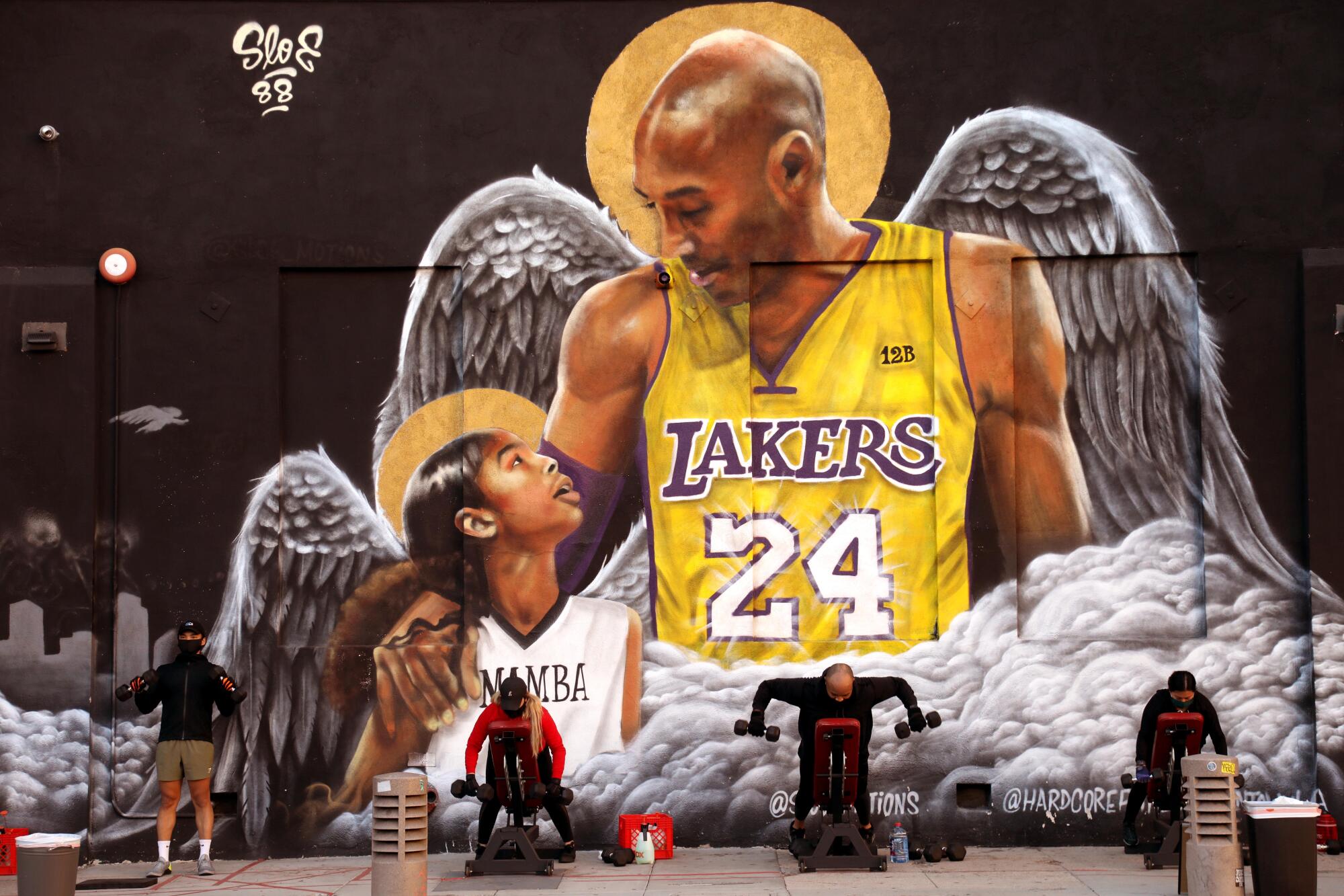 A mural of Kobe and Gianna Bryant.