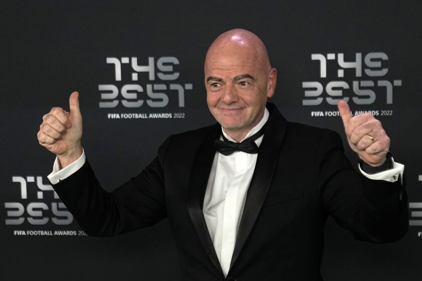 El presidente de la FIFA Gianni Infantino posa previo a la ceremonia de los premios The Best, el lunes 27 de febrero de 2023, en París. (AP Foto/Michel Euler)