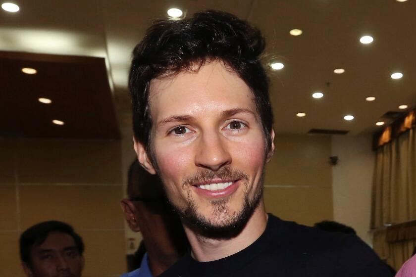 ARCHIVO - El cofundador de Telegram, Pavel Durov, en el centro, sonríe tras su reunión con el ministro indonesio de Comunicación e Información, Rudiantara, en Yakarta, Indonesia, el 1 de agosto de 2017. (Foto AP/Tatan Syuflana, Archivo)