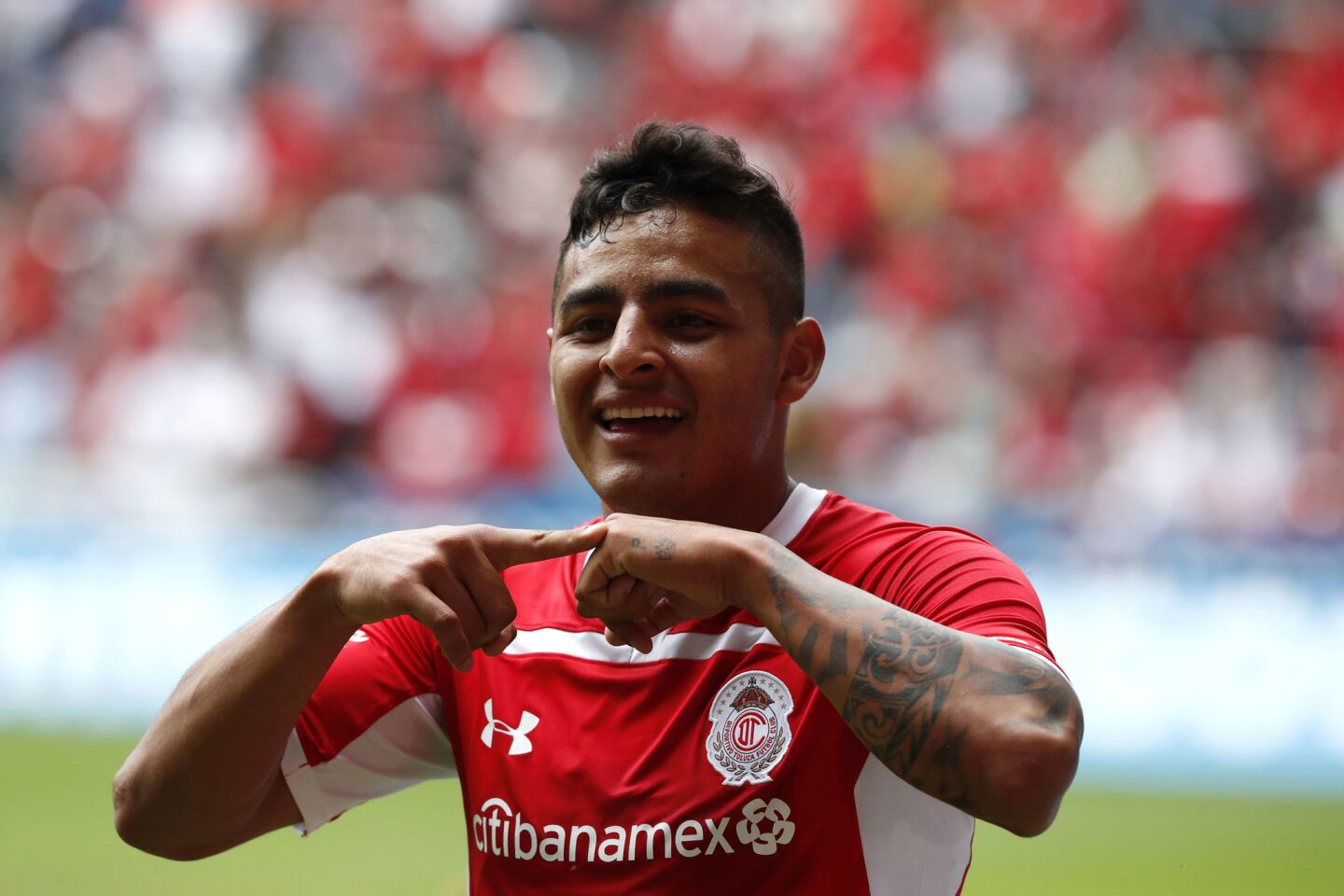 El jugador del Toluca Ernesto Alexis Vega celebra un gol ante Tijuana.