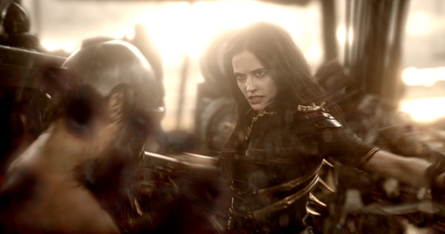 300 Rise Of An Empire Reviews Eva Green Triumphs Film Doesn T Los Angeles Times