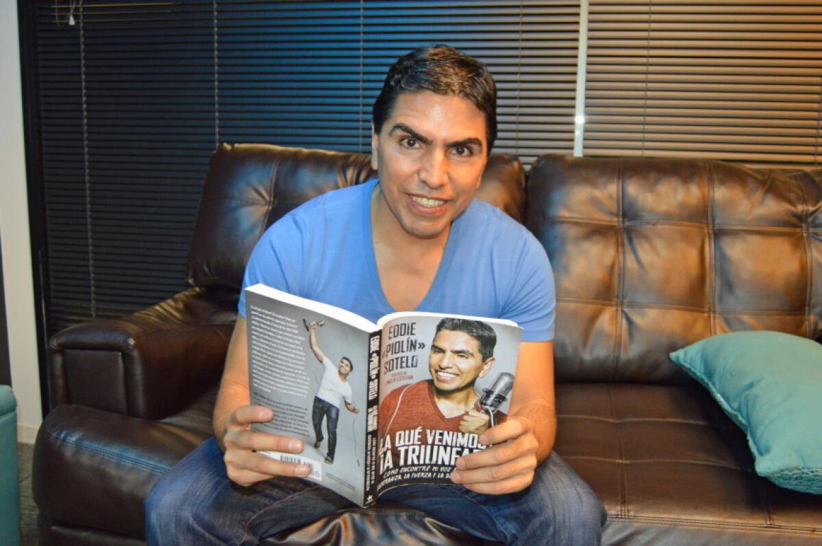 El locutor mexicano de radio Eddie "Piolín" Sotelo posa con su libro en Los Ángeles.