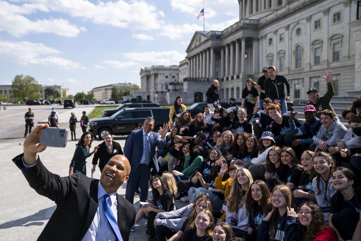 Les sens. Alex Padilla (D-Calif.) et Cory Booker (DN.J.) saluent les étudiants sur les marches du Sénat.