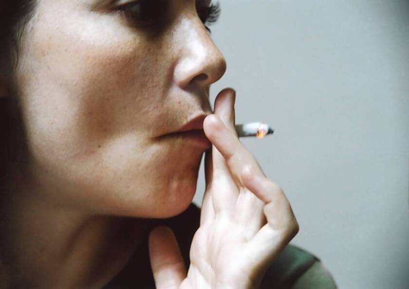 Песня больно курить. Начала курить. Женщина начала курить. Женщина нервно курит. Расслабление при курении.
