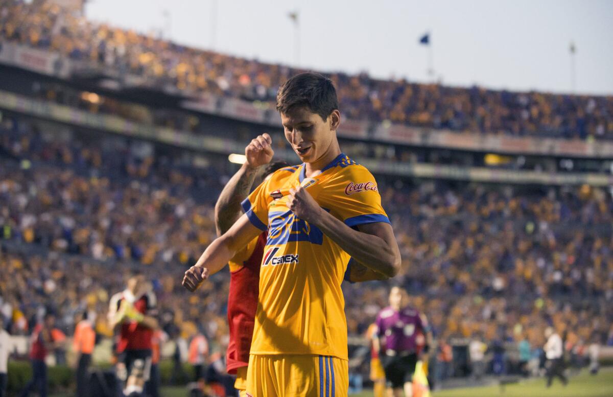 Jürgen Damm de Tigres festeja una anotación ante Cruz Azul hoy, sábado 14 de abril de 2018, durante el partido correspondiente a la jornada 15 del Torneo Clausura 2018 celebrado en el estadio Universitario de la ciudad de Monterrey (México).