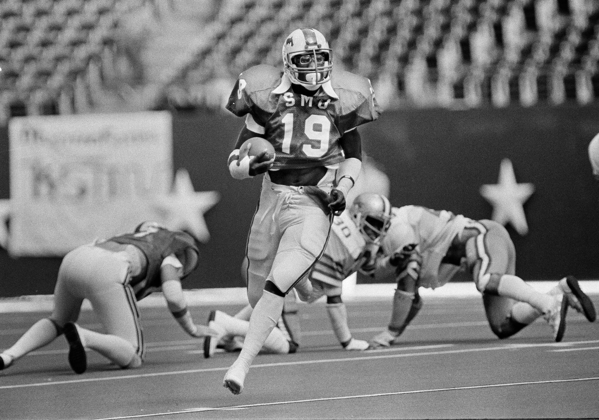 Eric Dickerson carries the ball for Southern Methodist against Rice in November 1981.