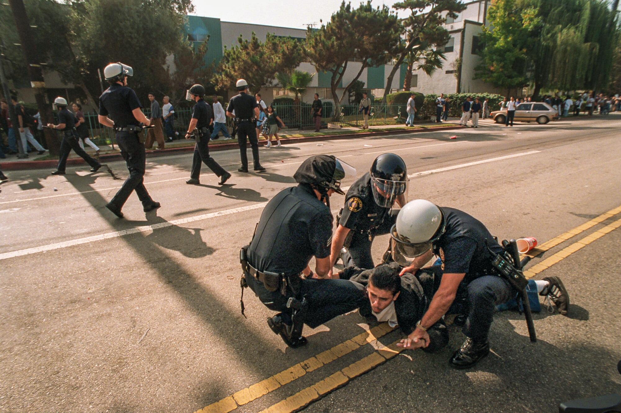 La policía de Los Ángeles arresta a un manifestante estudiantil el 28 de octubre de 1994.