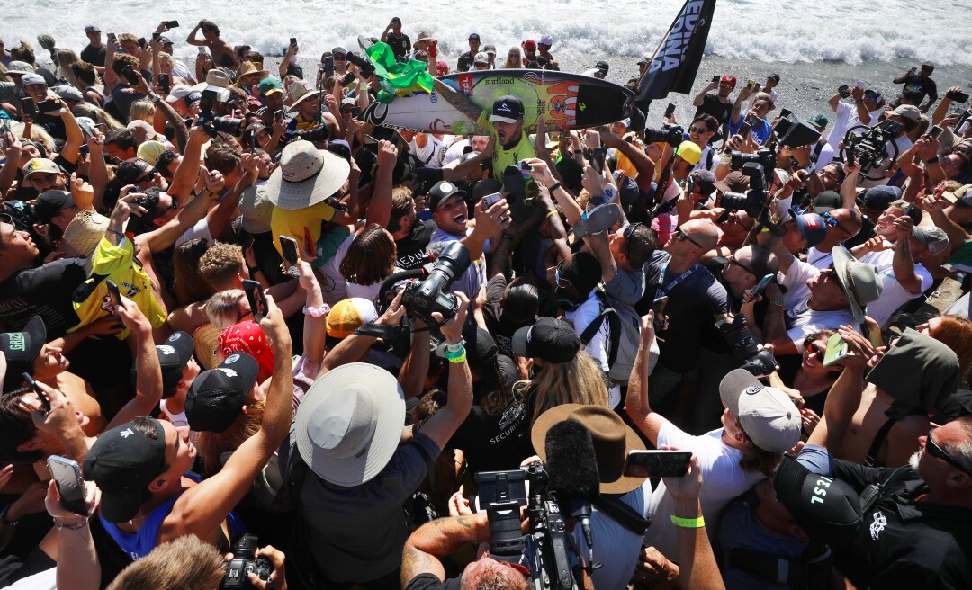Gabriel Medina du Brésil célèbre avec les fans après avoir remporté le championnat du monde au World Surf 