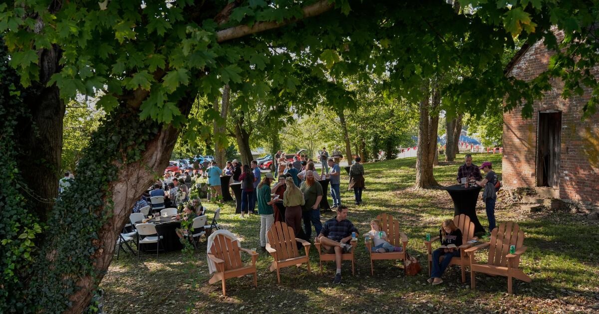 Esforços para reconectar os americanos enfrentam desafios isoladamente Esforços para reconectar os americanos enfrentam desafios isoladamente