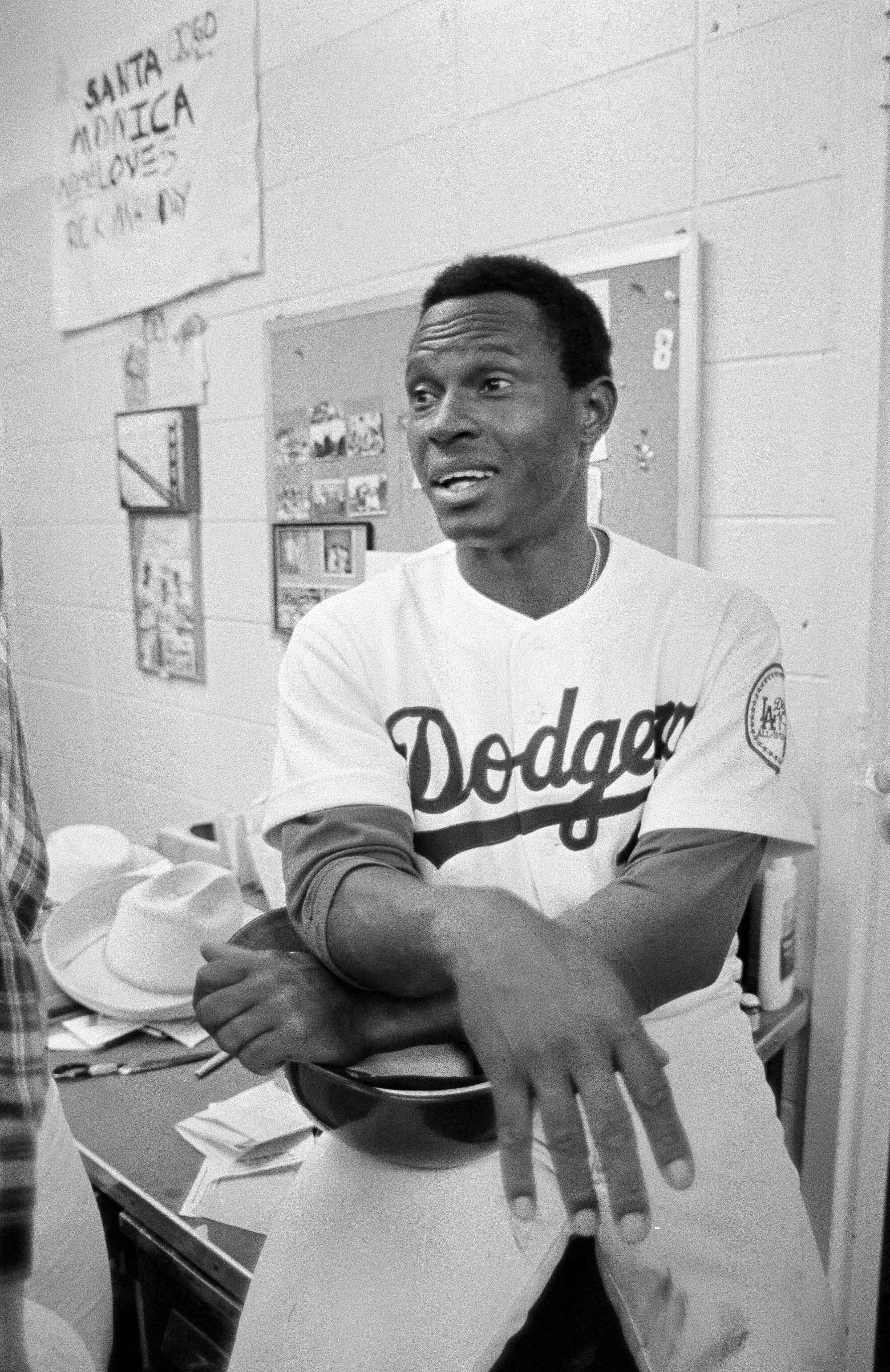 NLCS Gm2: Manny Mota throws out the first pitch 