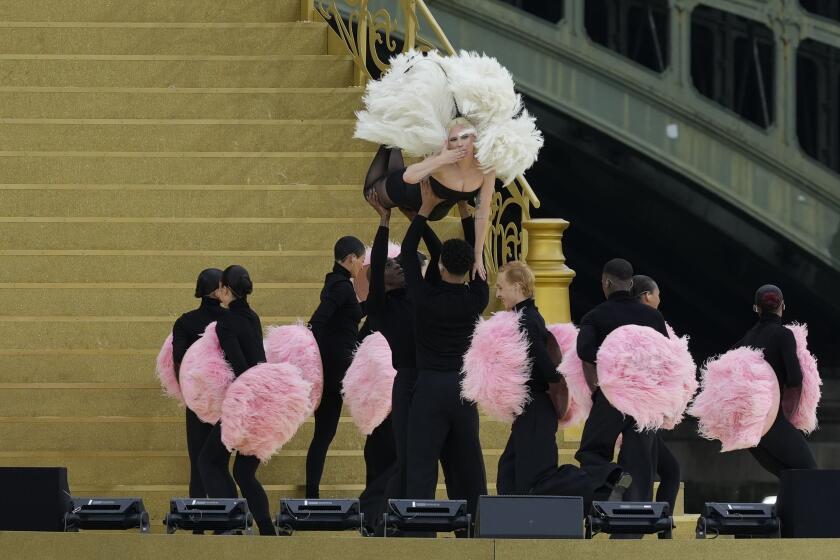 Lady Gaga actúa en París, Francia, antes de la ceremonia de apertura de los Juegos Olímpicos de Verano de 2024, el viernes 26 de julio de 2024. (Foto AP/Luca Bruno)
