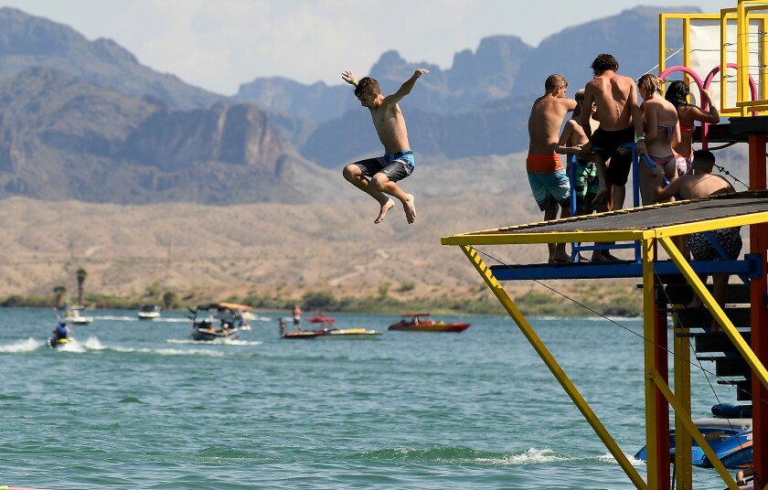 Stir-crazy Californians are crowding Arizona's Lake Havasu - Los Angeles Times