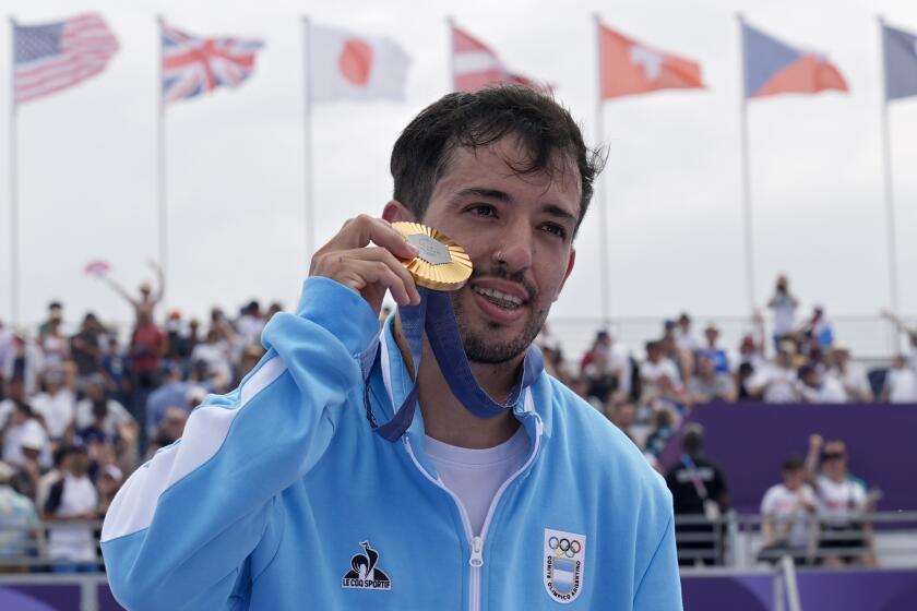 El argentino José Torres muestra su medalla de oro tras ganar en la final del BMX freestyle de los Juegos Olímpicos de París, el miércoles 31 de julio de 2024. (AP Foto/Frank Franklin II)