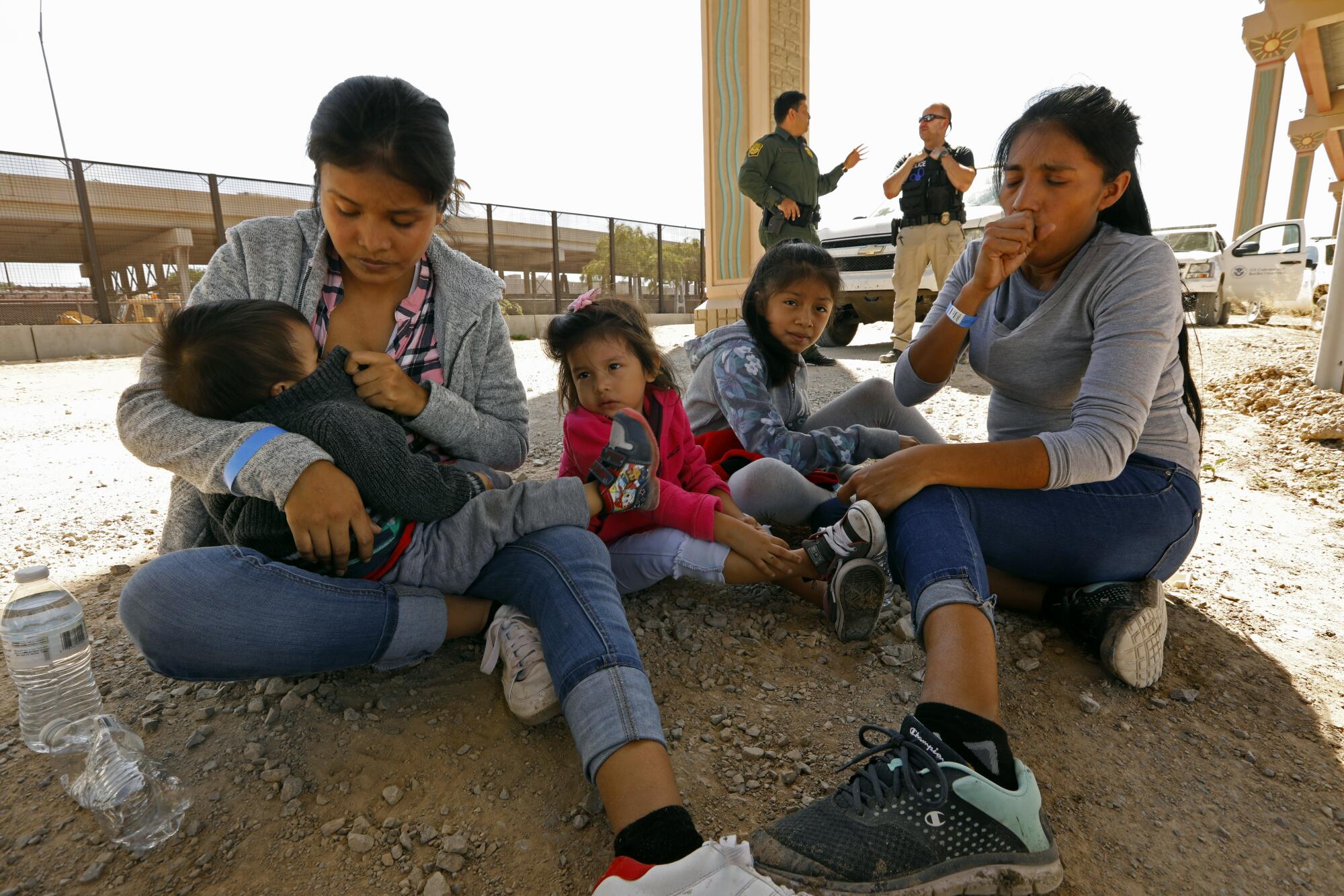 Lucero Gerarld, a la izquierda, se sienta con sus hijos, así como Darlene Pérez, en el extremo derecho, y la hija de Pérez. Cruzaron la frontera desde Juárez, México, hasta El Paso, Texas.