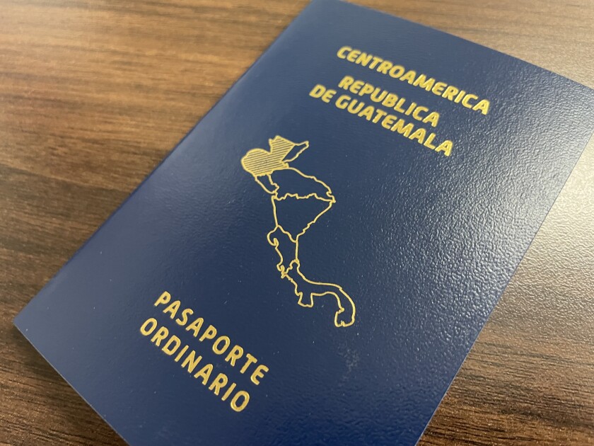 Un pasaporte azul guatemalteco