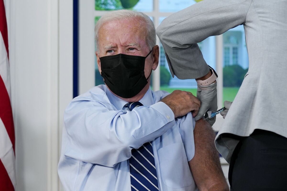 El presidente Joe Biden recibe su vacuna de refuerzo contra el COVID-19, el lunes 27 de septiembre 
