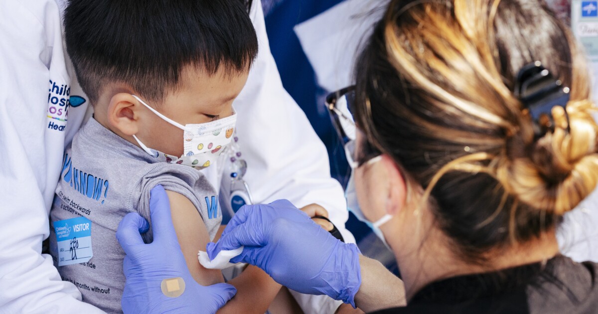 Mon jeune enfant devrait-il recevoir le vaccin Pfizer ou Moderna ?