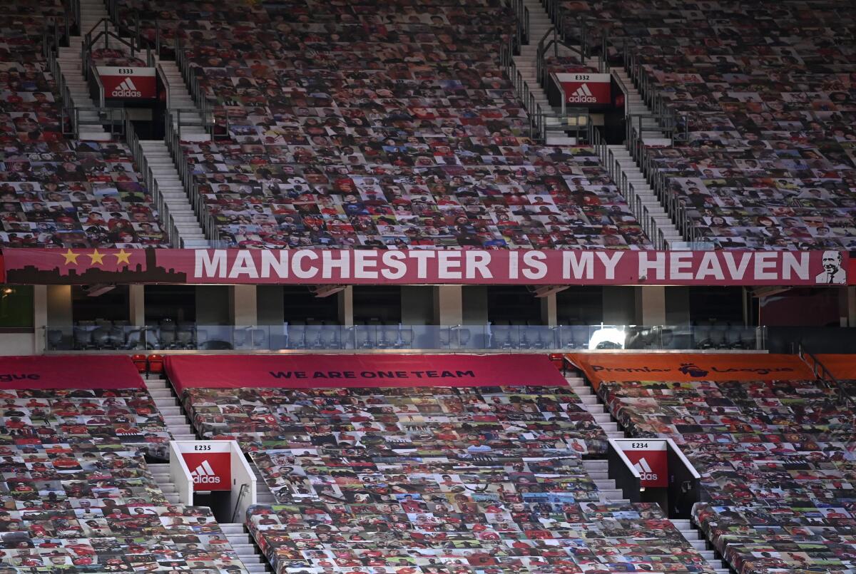 Las gradas vacías con imágenes de aficionados previo al partido entre Manchester United y Liverpool 