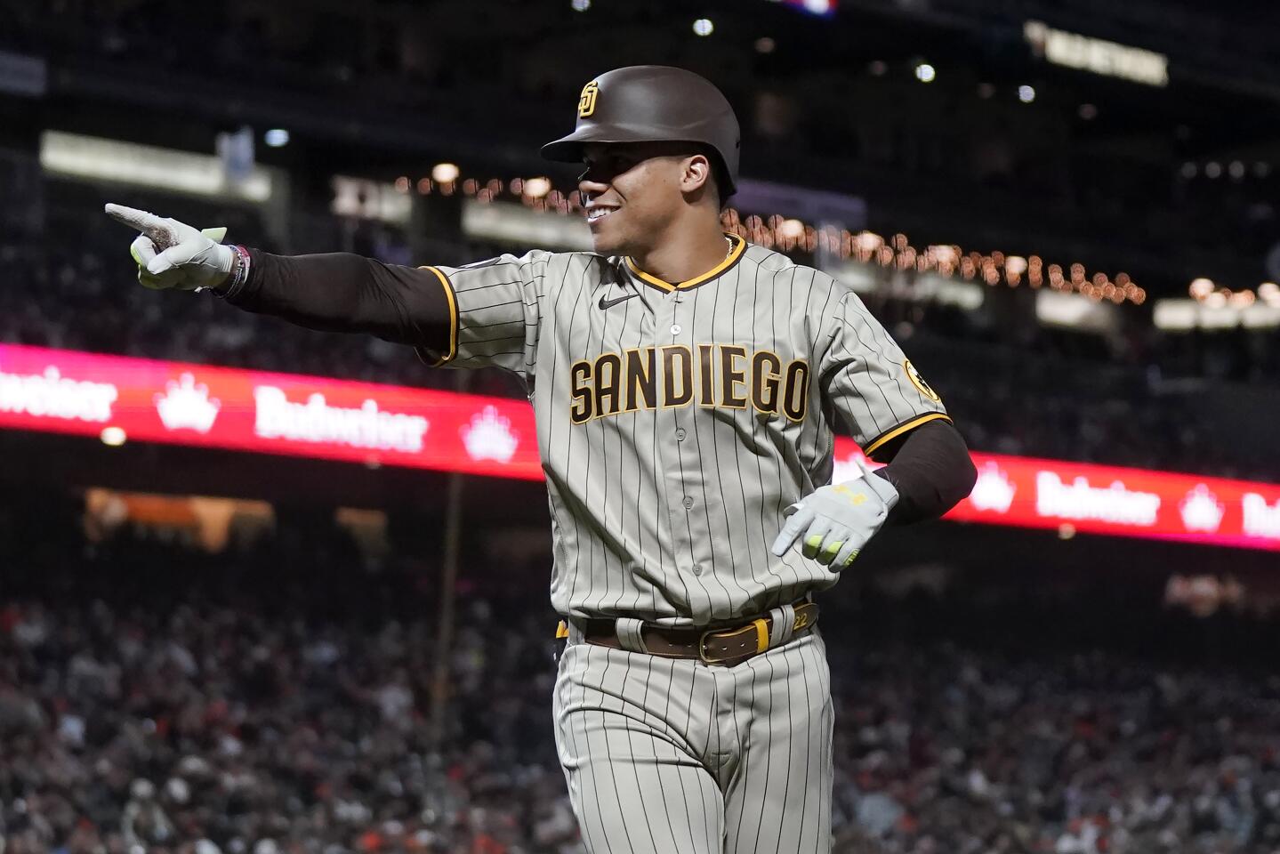 Machado, Padres beat Cubs 5-4 in Clevinger's return