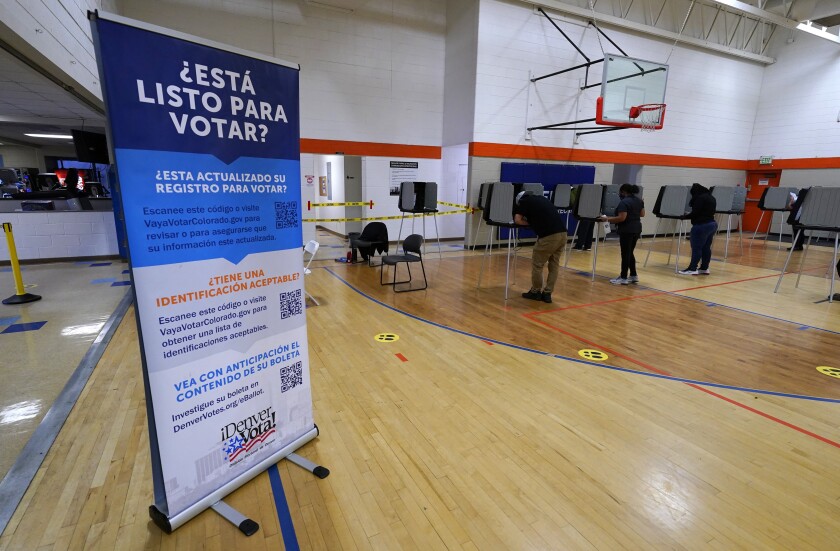 Un cartel en español espera a los votantes hispanos en el Centro Recreativo La Familia de Denver