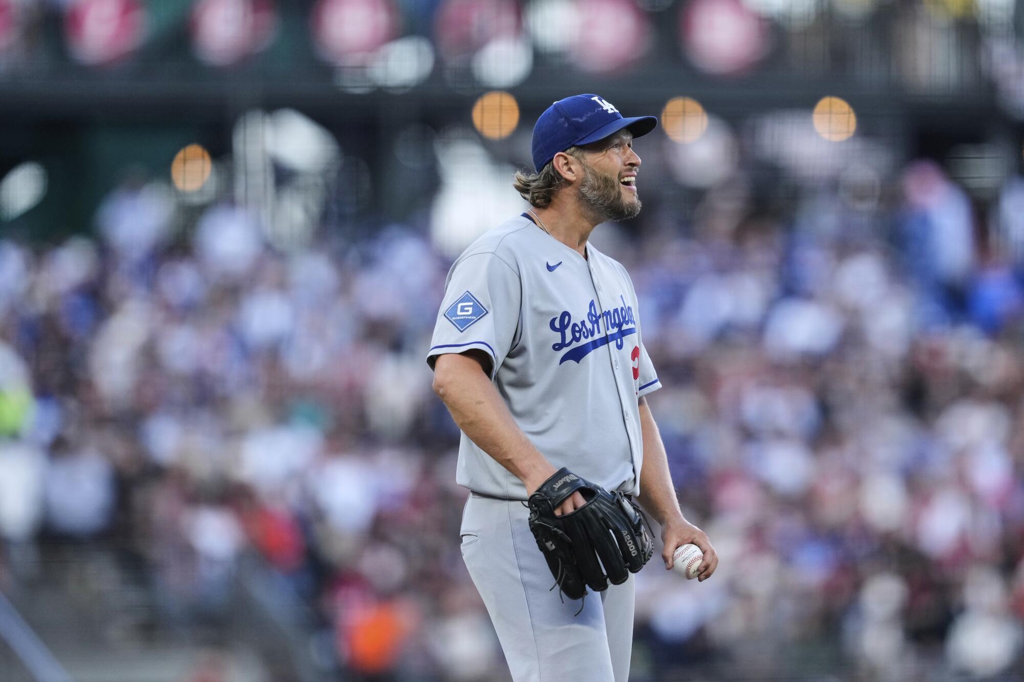 El lanzador titular de los Dodgers, Clayton Kershaw, reacciona después de renunciar a un sencillo RBI en la primera entrada el sábado.