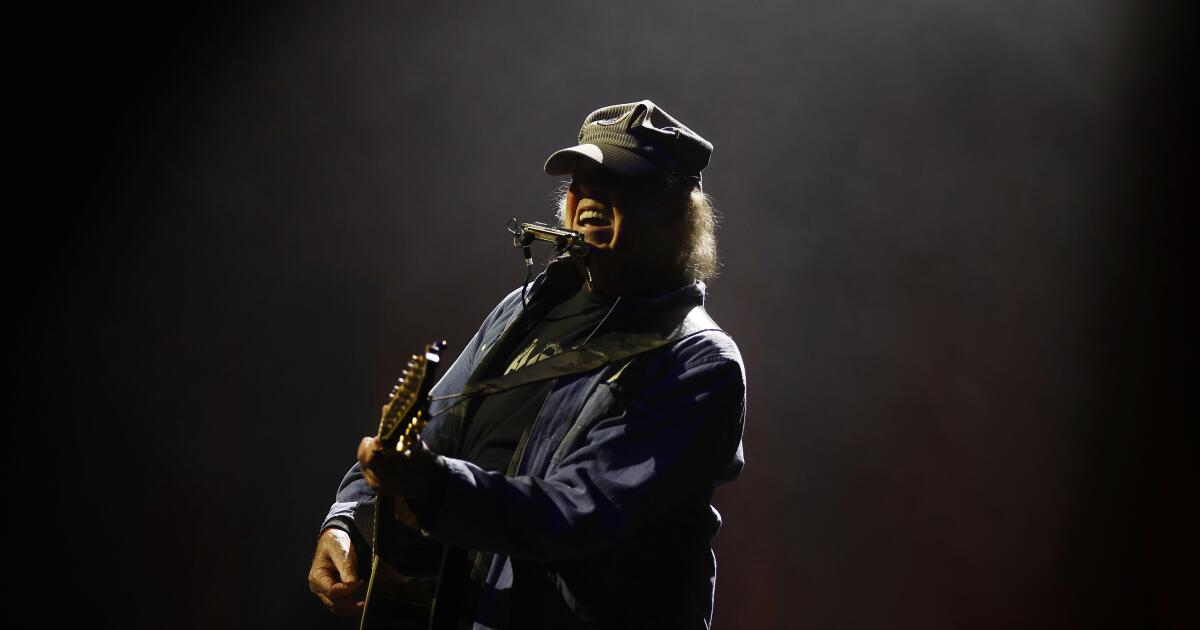 Review: Neil Young delivered singular San Diego solo concert by digging  deep for new/old musical gold