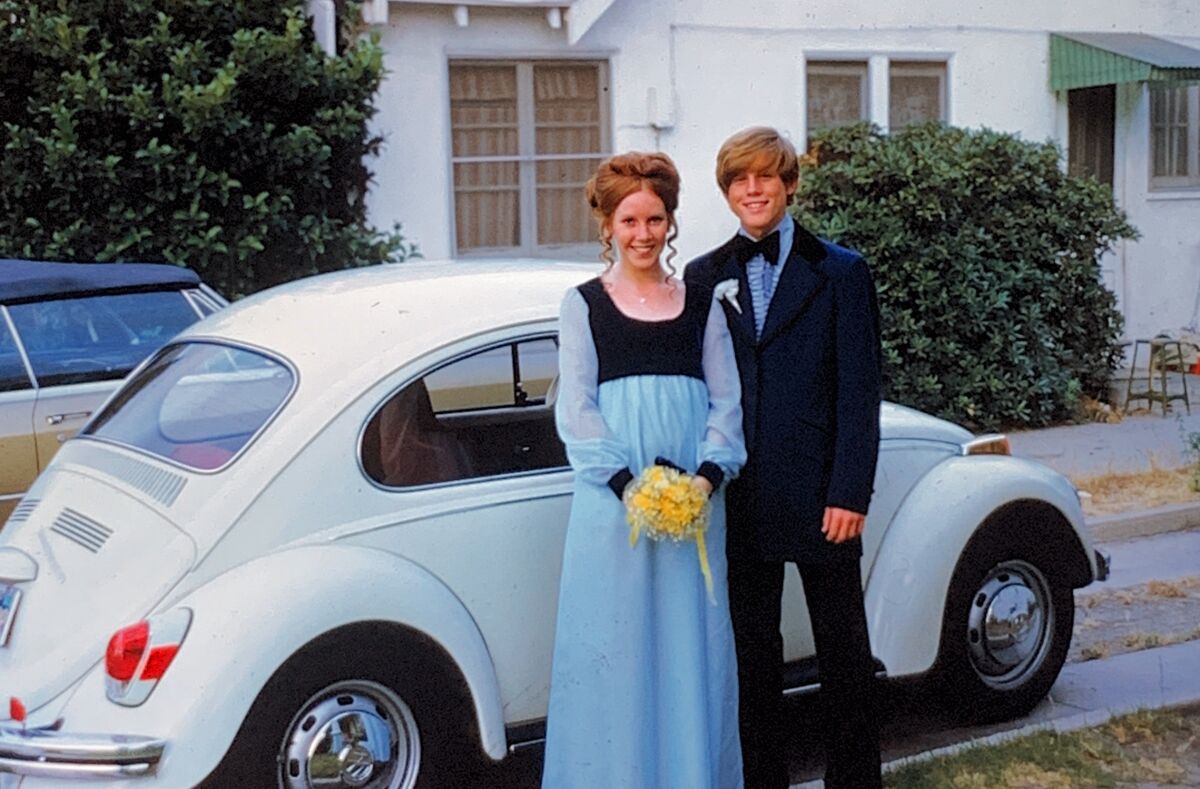 Ron Howard and future wife Cheryl stand next to a VW Bug.