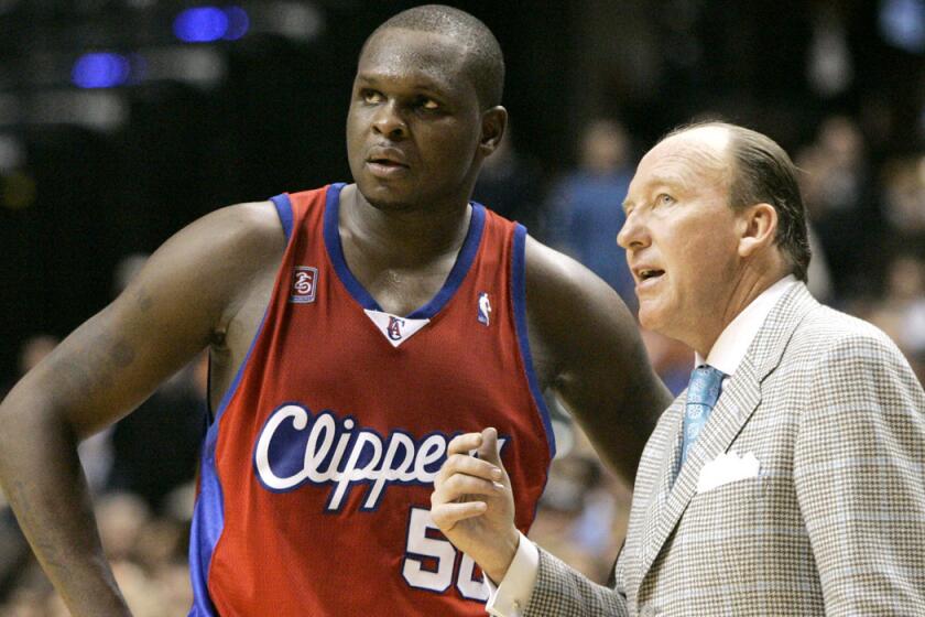 Mike Dunleavy Sr. talks with power forward Zach Randolph while coaching the Clippers in 2008.