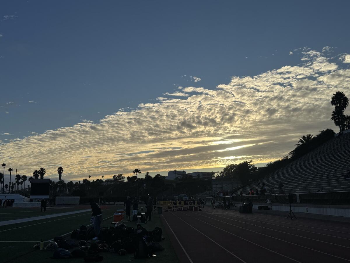 প্রস্তুতিমূলক হাদীস: দক্ষিণ ক্যালিফোর্নিয়ায় একটি হাই স্কুল ফুটবল ম্যাচের সেরা চেহারা প্রস্তুতিমূলক হাদীস: দক্ষিণ ক্যালিফোর্নিয়ায় একটি হাই স্কুল ফুটবল ম্যাচের সেরা চেহারা